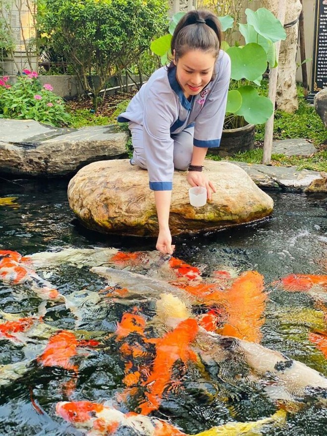 Ca sĩ Nhật Kim Anh mặc giản dị, bán kẹo kéo và hát bên đường gây xôn xao - Ảnh 4.