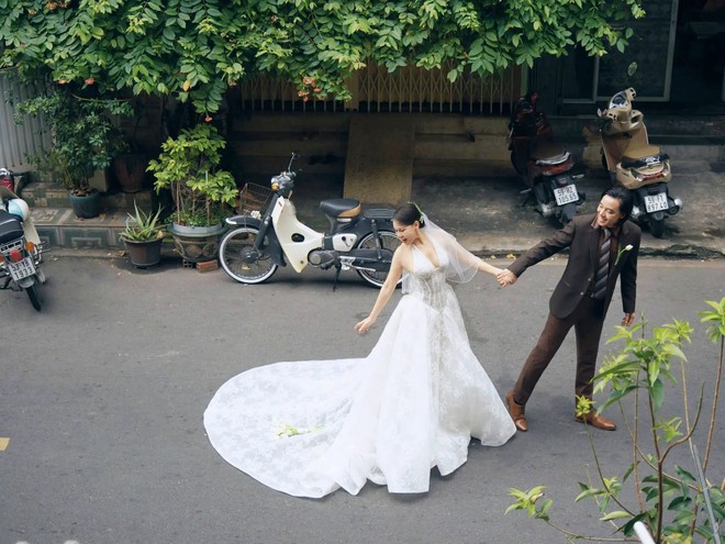 Nghệ sĩ Việt Hương diện v&aacute;y cưới, kỷ niệm 20 năm h&ocirc;n nh&acirc;n với &ocirc;ng x&atilde; - Ảnh 5.