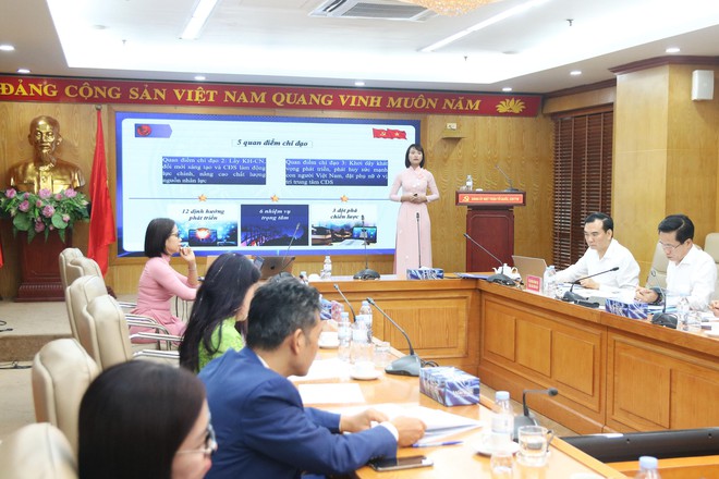 Xây dựng đội ngũ báo cáo viên thực sự là chiến sĩ xung kích trên mặt trận tư tưởng của Đảng - Ảnh 2.