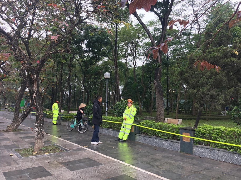 Người phụ nữ chết trong vườn hoa Hà Đông, nghi bị cưỡng bức