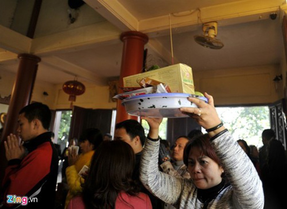 Tiền lễ tràn dưới sàn phủ Tây Hồ ngày đầu năm 2014