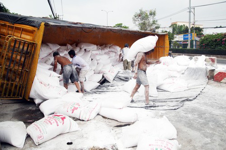 Lật xe chở 500 bao bột mì, dân không 'hôi của'