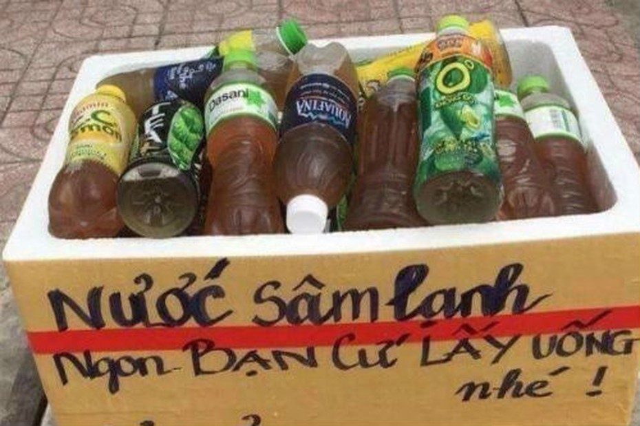 Thùng sâm lạnh ngoài đường và dòng chữ ấm lòng người