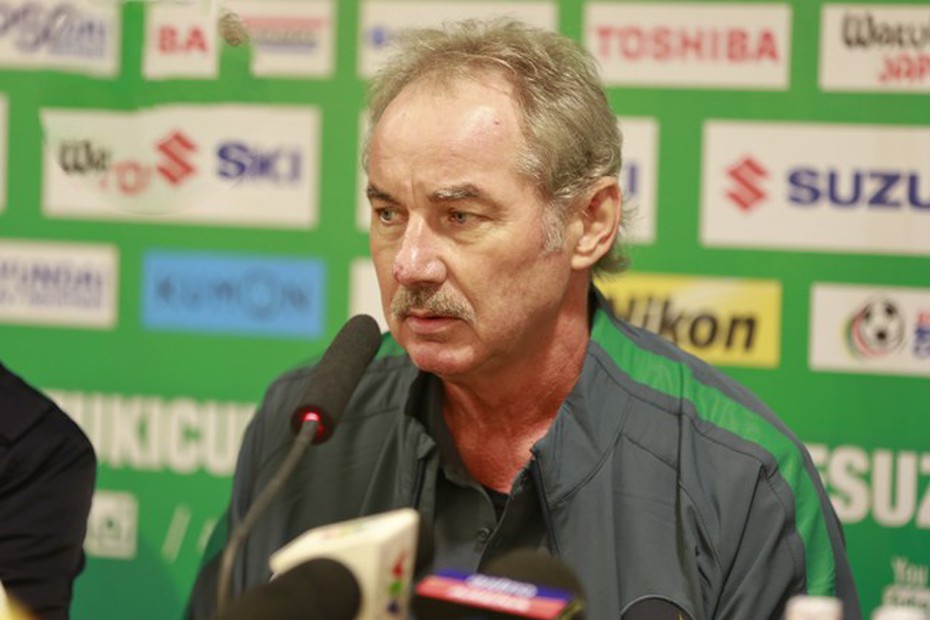 Sau trận ‘thủy chiến’, HLV Alfred Riedl nhận định gì về ĐT Việt Nam?