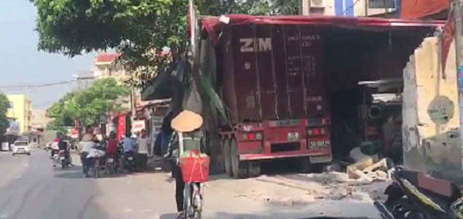 Hải Dương: Mất lái, container đâm xuyên 4 nhà dân [VIDEO]