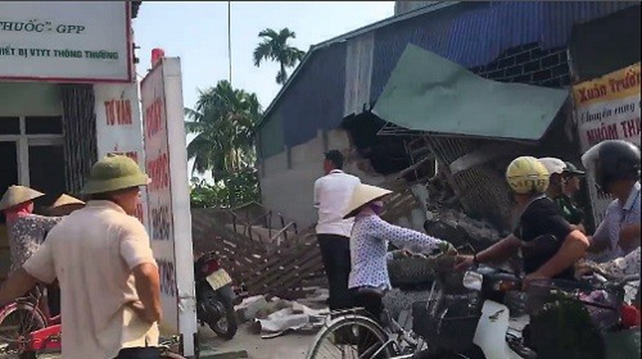 Video: Hoảng hồn xe container mất lái đâm xuyên 4 nhà dân