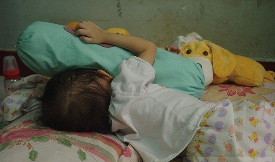 Tin vào lang băm, bé trai 4 tuổi nguy kịch, u lan toàn bụng