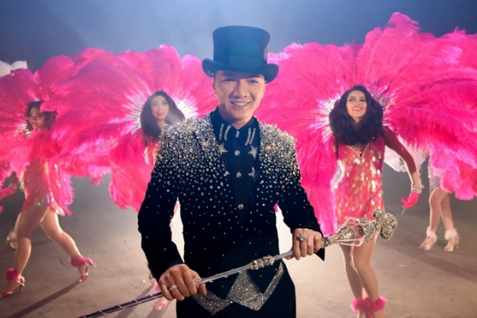 'Diamond Show' tràn ngập lông vũ, kim cương của Mr Đàm