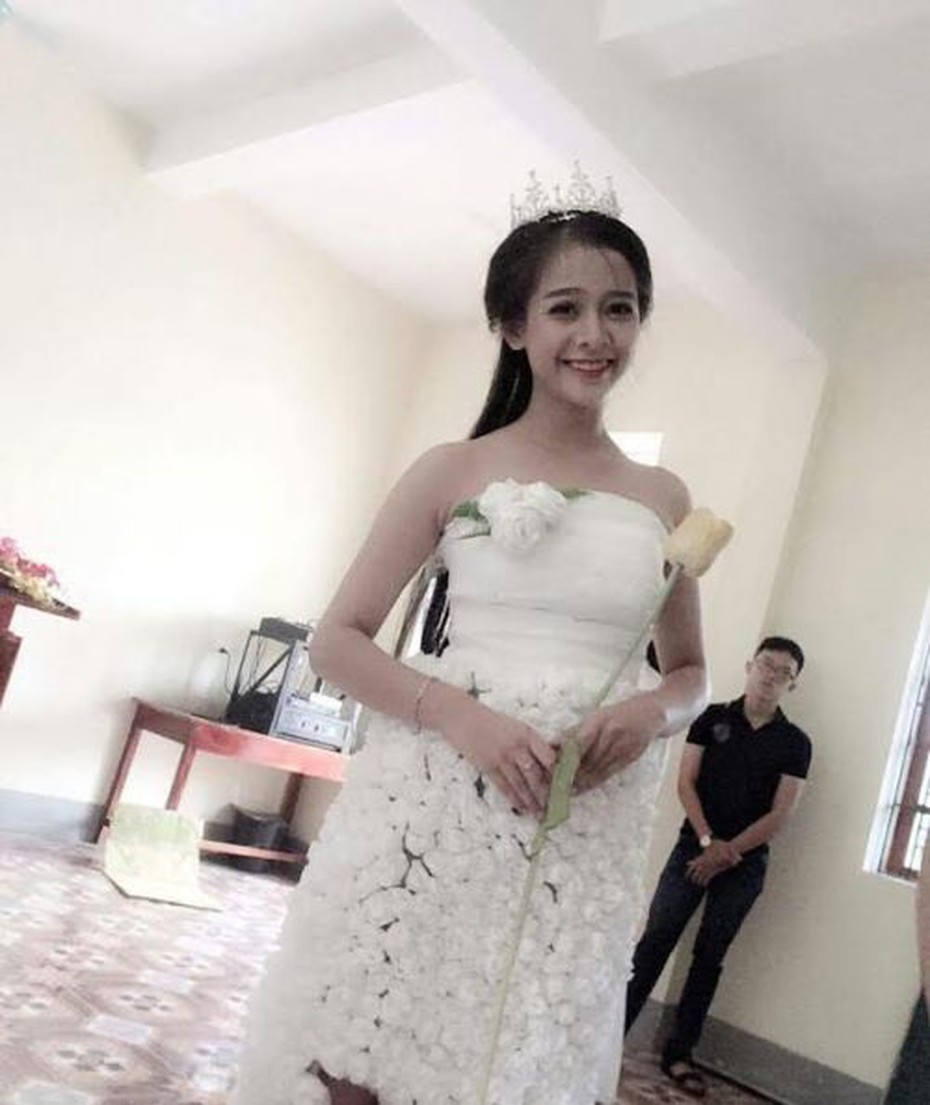 Độc đáo chiếc váy làm từ 3.000 bông hoa giấy giá 200 ngàn đồng
