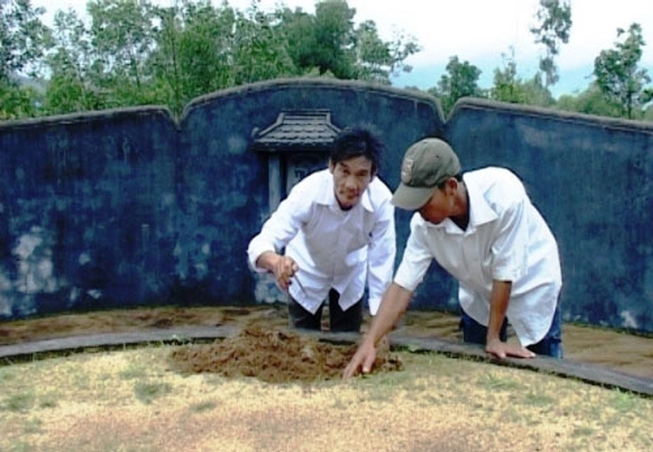 Hàng ngàn ngôi mộ ở Huế bất ngờ bị đóng đinh một cách bí ẩn