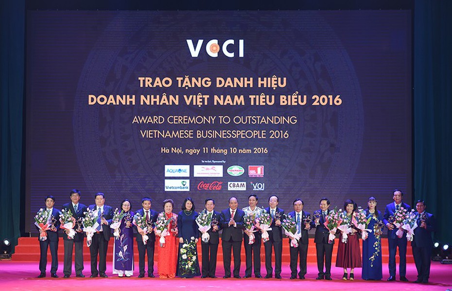 Thủ tướng tặng cúp Thánh Gióng cho 100 doanh nhân tiêu biểu VN 2016