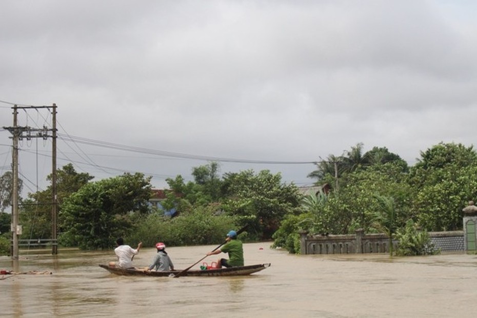 Thừa Thiên-Huế: Giao thông chia cắt, người dân đi lại bằng thuyền