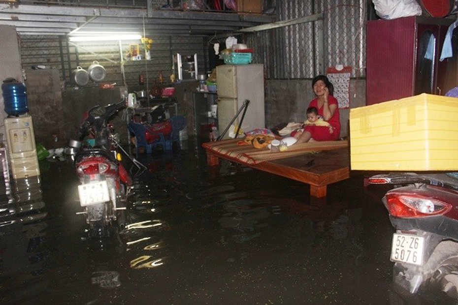 TP.HCM: Vỡ bờ bao trong cơn mưa lớn, hàng chục hộ dân sơ tán