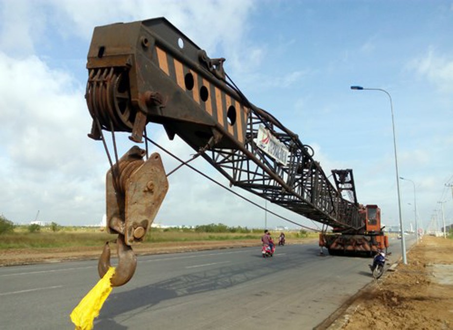 Hà Nội: Sập cần cẩu vào nhà dân, nhiều người hoảng loạn