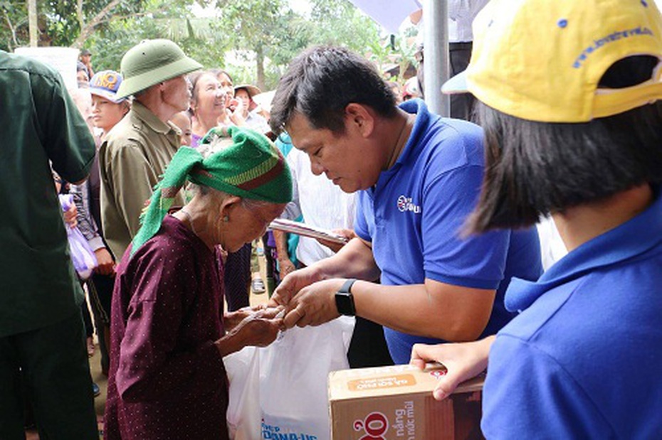 Báo NĐT và ĐS&PL cùng nhà hảo tâm đã mang hàng cứu trợ vào tâm lũ