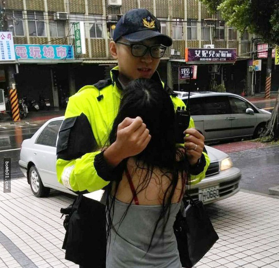 Chàng cảnh sát sẵn sàng đứng làm gối ôm 10 phút cho cô gái thất tình