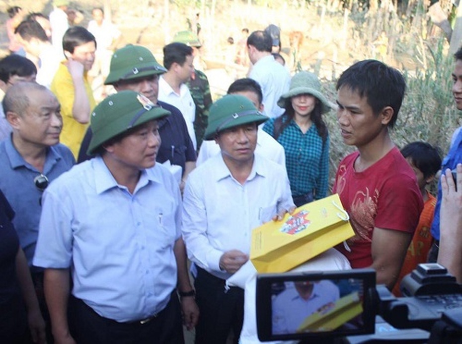 Bộ trưởng Trương Minh Tuấn thăm và trao quà cho bà con vùng lũ