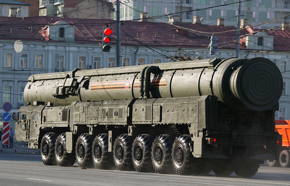 Tên lửa RS-24 Yars Nga lần đầu tiên vượt sông bằng cầu phao [VIDEO]
