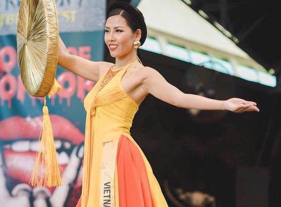 Nguyễn Thị Loan lọt Top 3 trang phục dân tộc tại HH Hòa bình Quốc tế