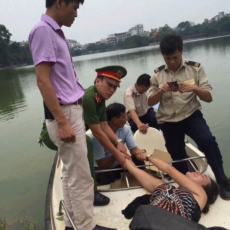 Hà Nội: Bà ‘tây’ bất ngờ bơi ra hồ Gươm múa hát