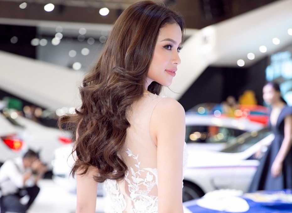 Phạm Hương diện đầm trắng muốt tại sự kiện Motor Show 2016