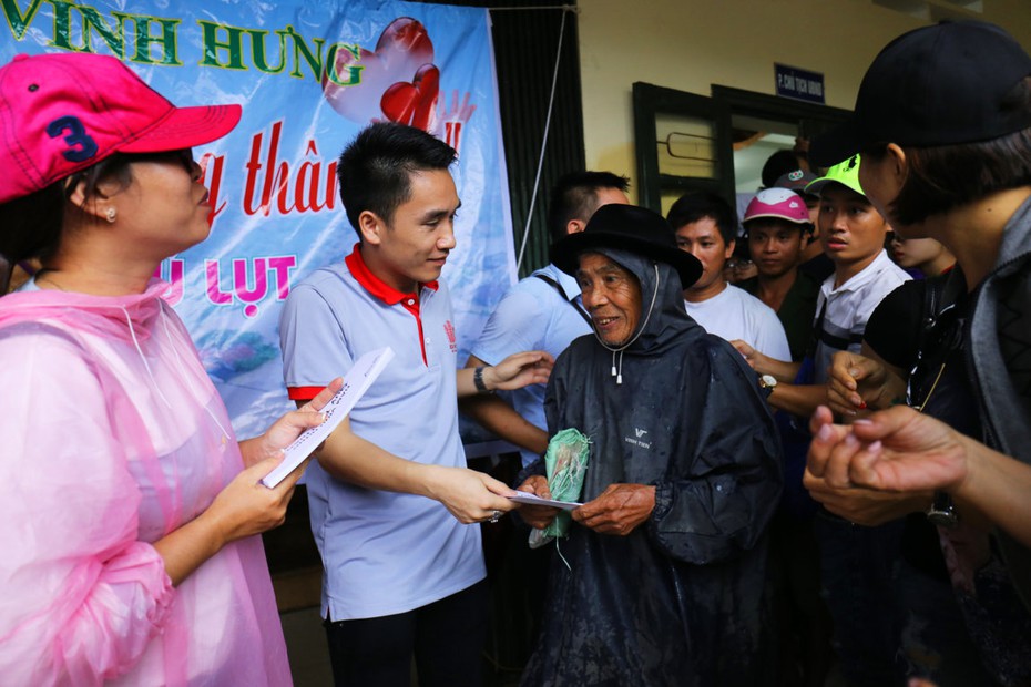 Hàng trăm phần quà cứu trợ được chuyển đến người dân miền Trung