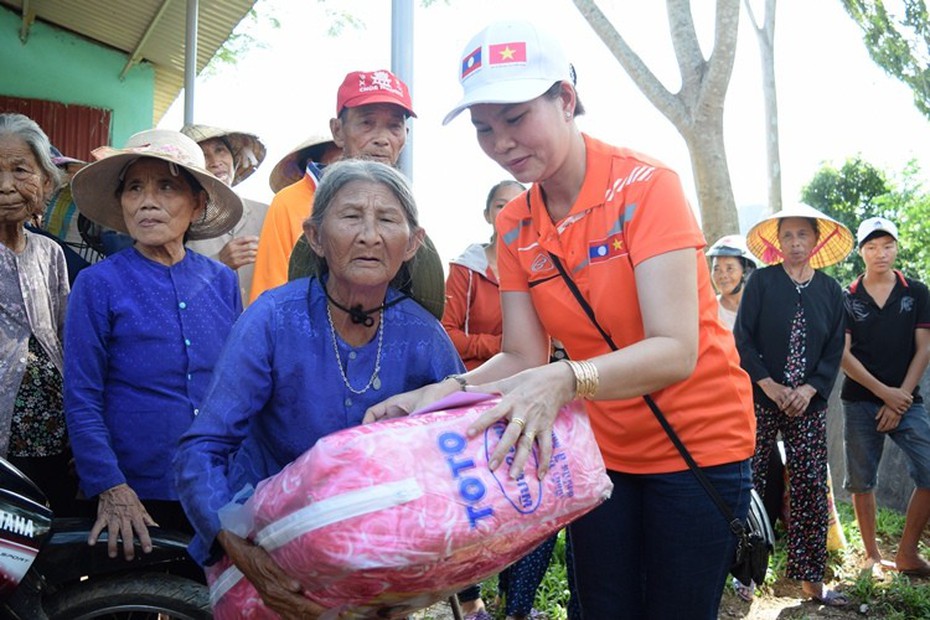 Hội tiểu thương Viêng Chăn Lào đi xuyên ngày đêm, cứu trợ vùng lũ