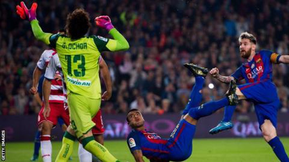 Barcelona thắng sát nút đội bét bảng Granada
