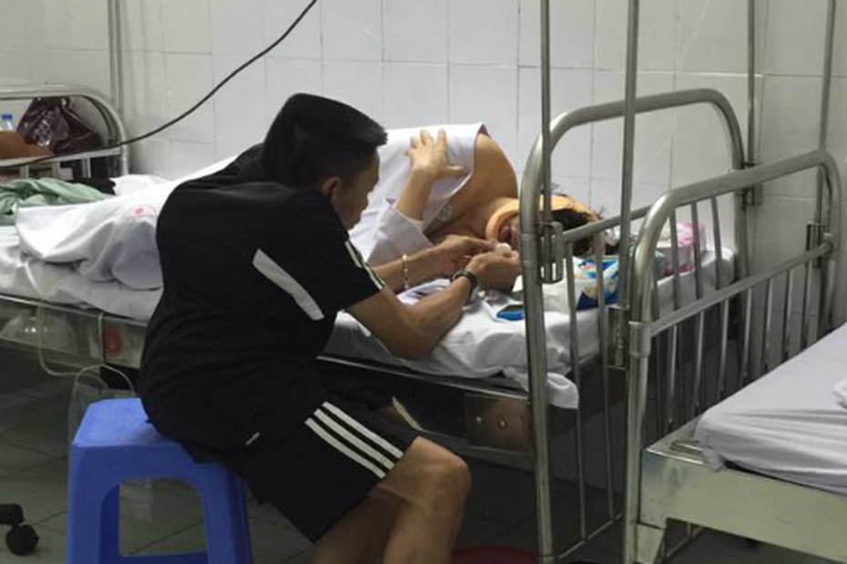 Hành động của chồng gù ‘soái ca’ ở viện khiến triệu người xúc động