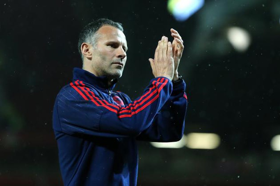 Tin HOT sáng 5/10: Giggs bị Swansea chê bai, Balotelli được rửa tội