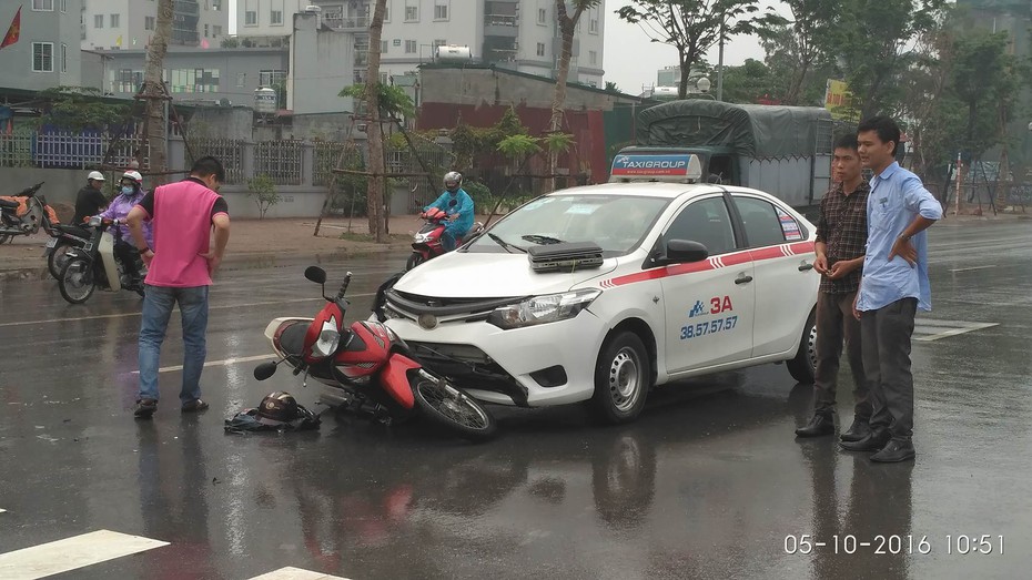 Video: Sang đường bất cẩn, xe máy bị taxi đâm trực diện