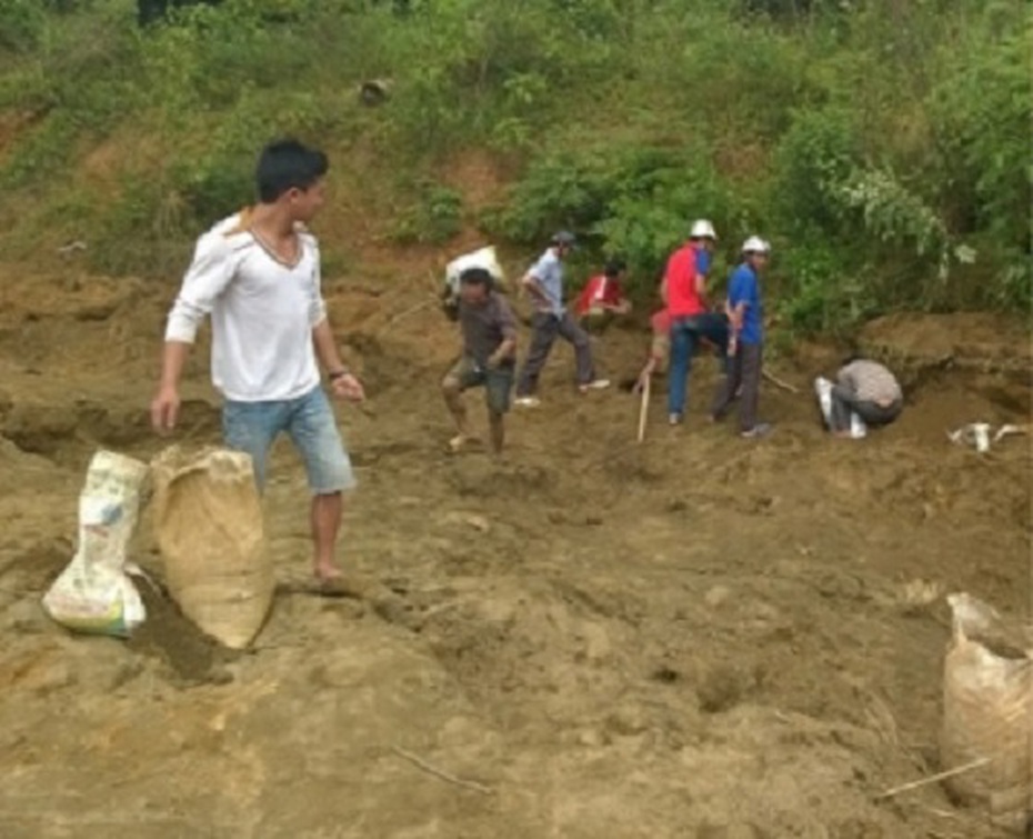 Quặng bỗng lộ thiên, chính quyền mặc dân ngang nhiên đào bới