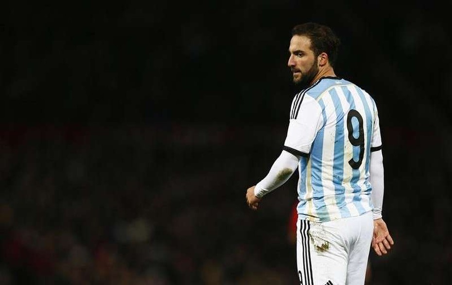 Tại sao Arsenal mua hụt Higuain vào phút chót?