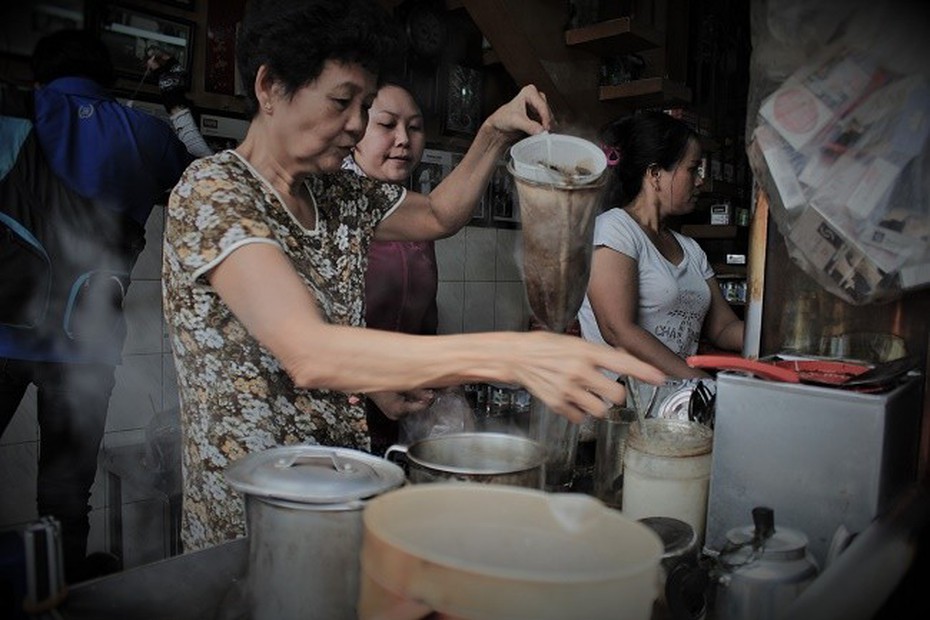 Cà phê ‘vợt’ đúng chất Sài Gòn xưa hơn nửa thế kỷ của vợ chồng già