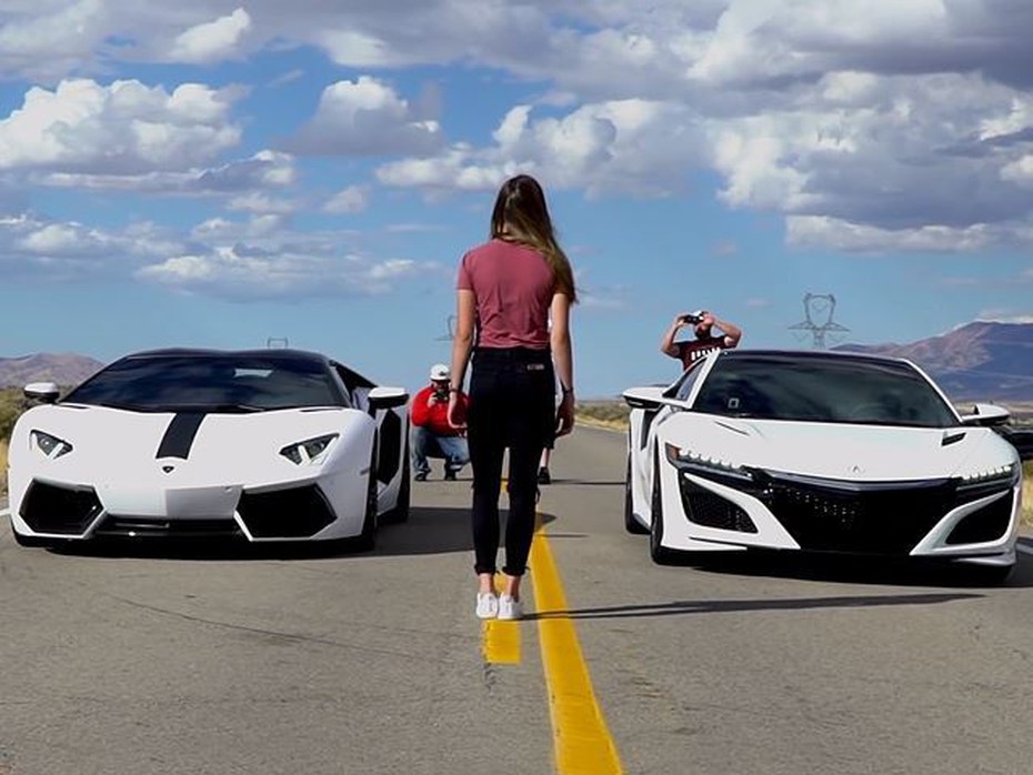 Acura NSX so kè kịch tính cùng Lamborghini Aventador trên đường đua