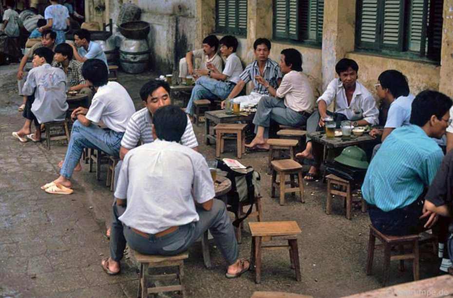 Bia hơi vỉa hè Hà Nội những năm 1990