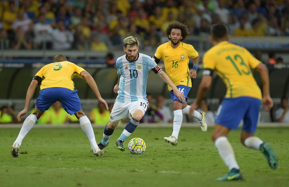 Messi mất tích, Neymar lập kỷ lục, Brazil vùi dập Argentina 3-0