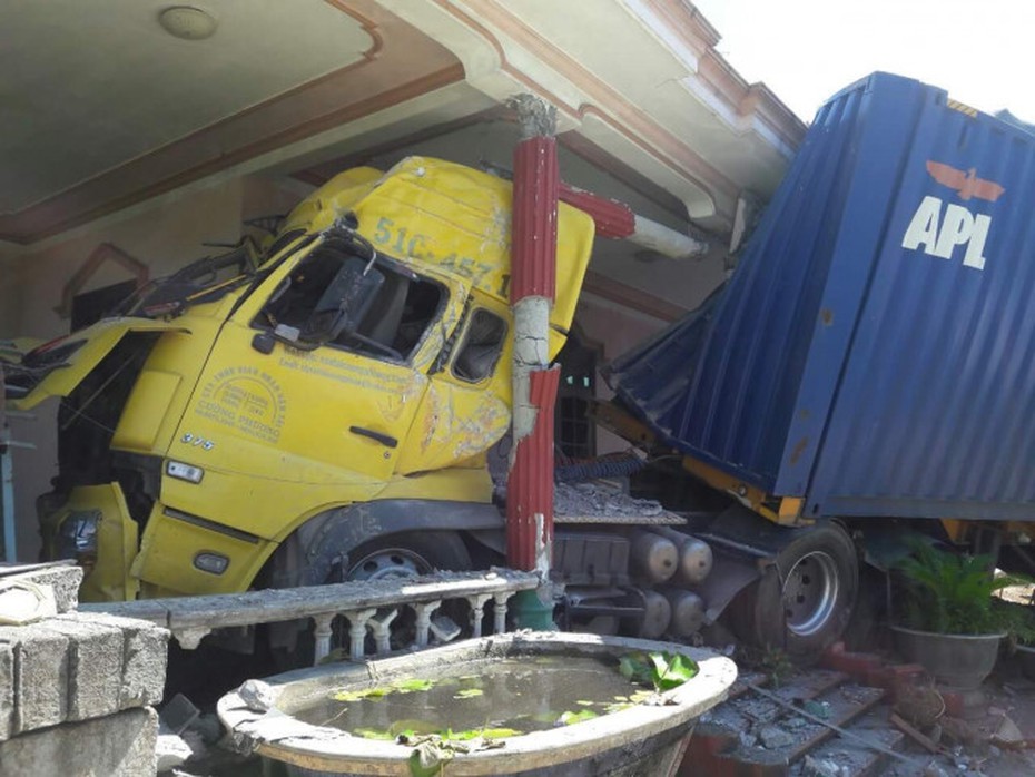 Đang lưu thông, bất ngờ xe container mất lái lao thẳng nhà dân