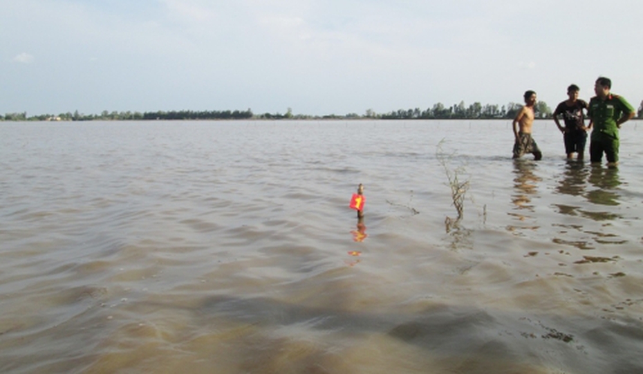 Điều tra nguyên nhân người chăn vịt chết bất thường dưới nước