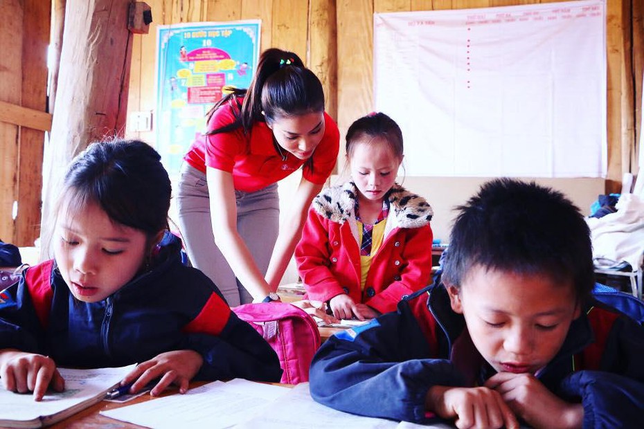 Hoa hậu Phạm Hương: ‘Run khi lần đầu đứng lớp’