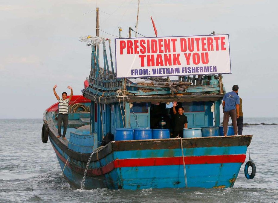 Tổng thống Duterte đích thân tiễn 17 ngư dân Việt Nam hồi hương