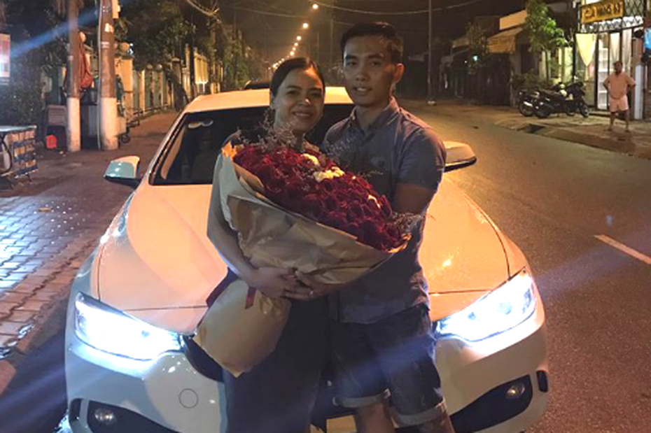 Danh tính 'soái ca' tặng siêu xe cho vợ nhân 10 năm ngày cưới