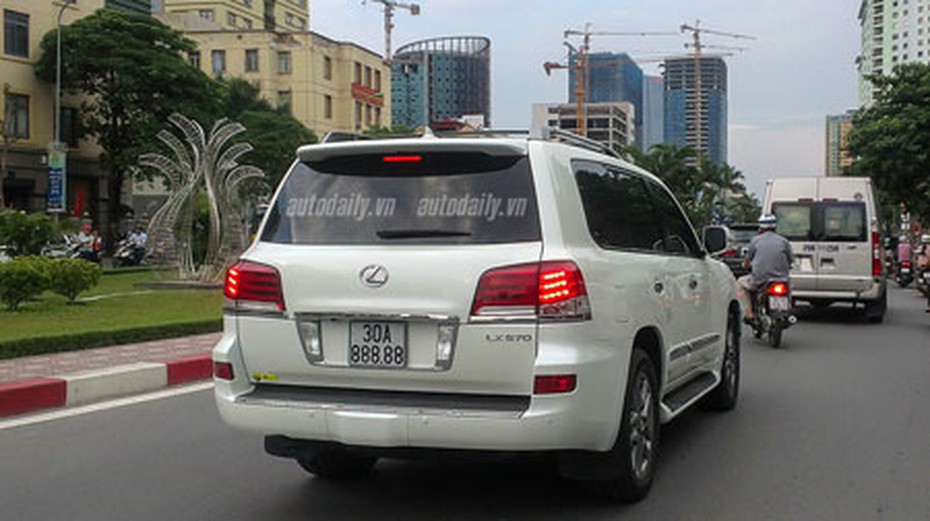 Lexus LX570 chơi biển ngũ quý 8 khủng nhất Hà Nội