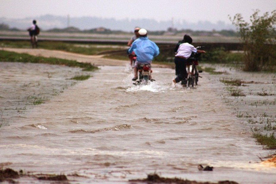 Cán bộ siêng đi nhà hàng, xã nghèo trở thành con nợ