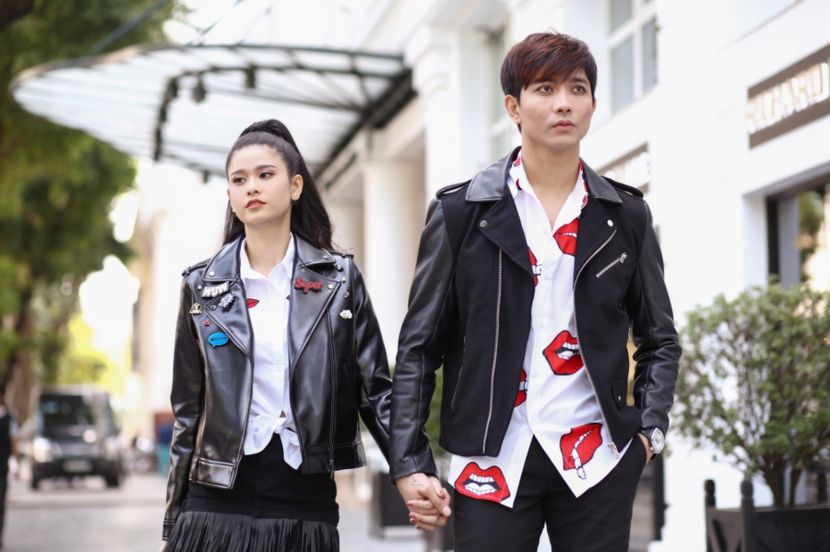 Vợ chồng Tim – Trương Quỳnh Anh nắm tay nhau đi khắp thế gian