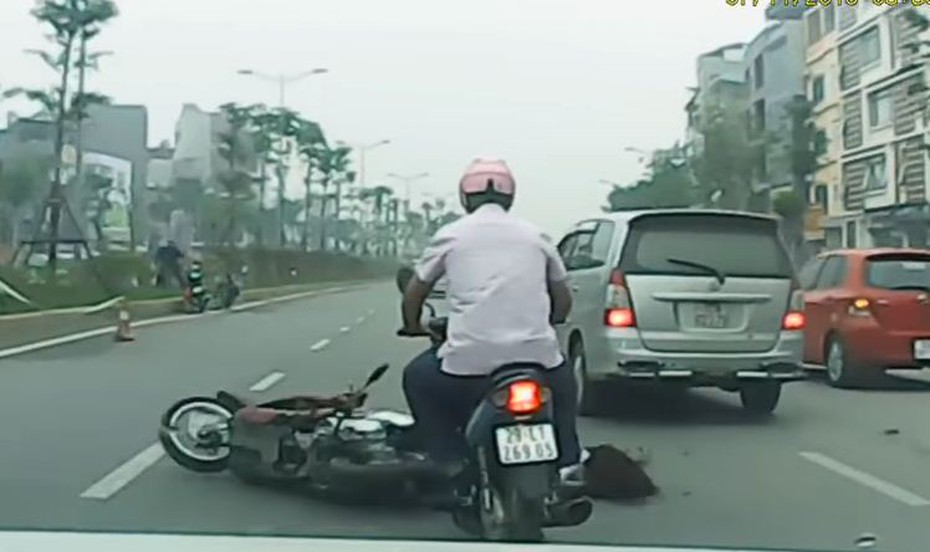 Video: Cô gái suýt bị xe máy cán qua đầu vì ô tô đi ẩu đâm ngã