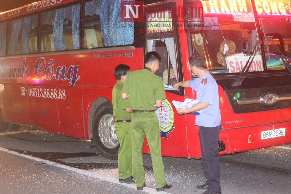 Hành khách hoảng loạn khi côn đồ đập phá xe khách