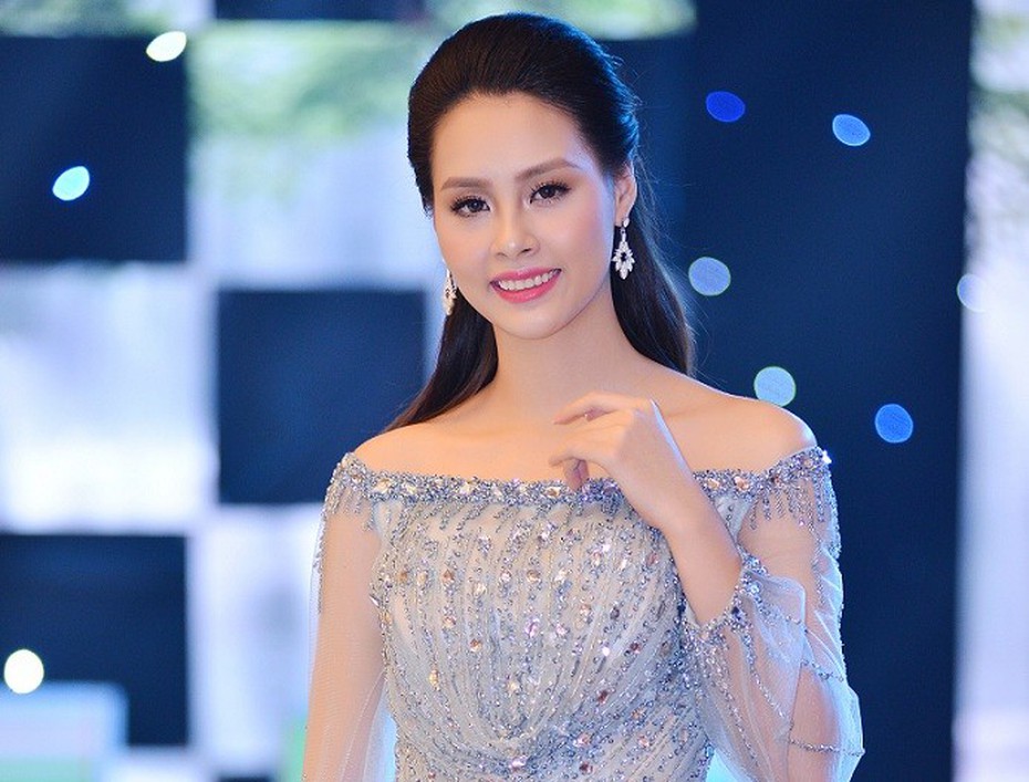 Hoa hậu biển Thuỳ Trang vai trần mong manh dự sự kiện