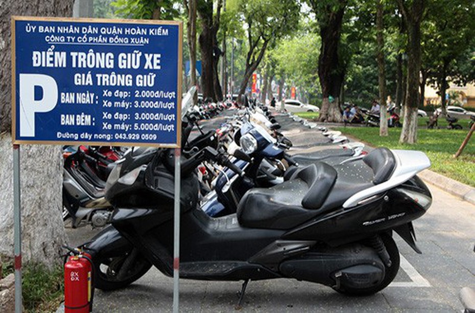 Vé xe phố đi bộ: Bảo vệ dân phố thu gấp 6 lần quy định…