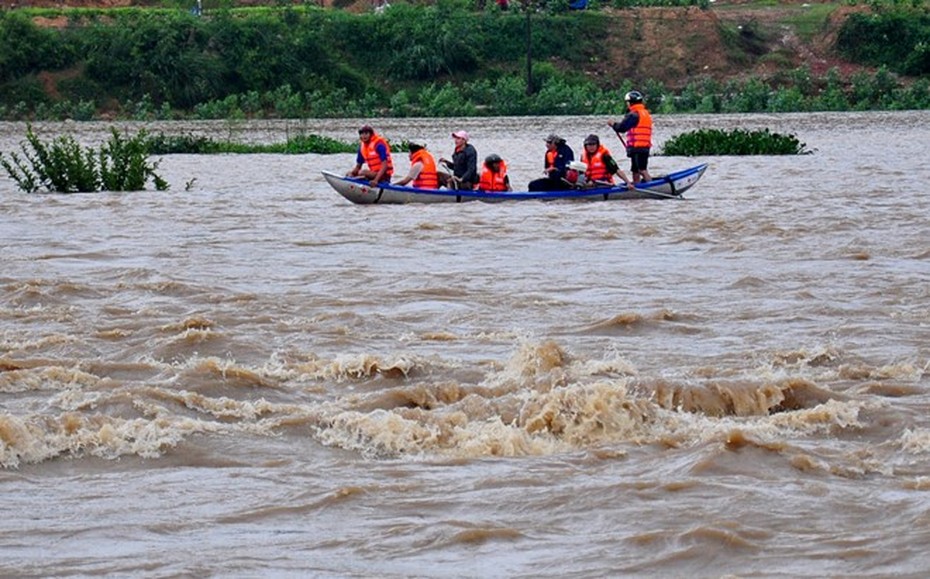 Chuyên gia lý giải nguyên nhân gây lũ chồng lũ ở miền Trung